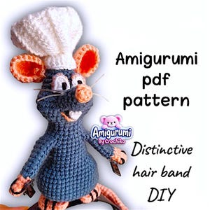 以下が含まれることがあります： コック帽をかぶったかぎ針編みのあみぐるみネズミ。オレンジ色の耳と鼻があります。ネズミはグレーと青で、「Amigurumi pdf pattern」と「Distinctive hair band DIY」の文字があります。「Amigurumi By Crochiko」のロゴも表示されています。