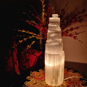 Selenite Lampe Turm lampe Selenite tischleuchte Selenit Kristall Lampe Selenit Tischlampe Beleuchtung Edelstein Reinigung home decor Bild 6