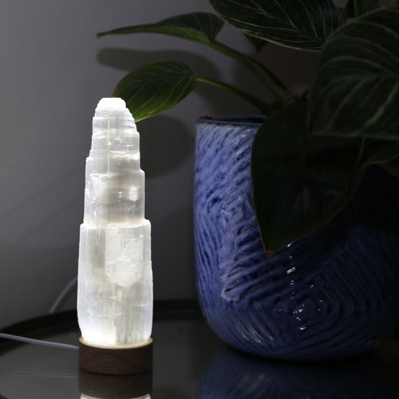 Selenit Kristall Turm Mit LED-Beleuchtung – Naturbelassener Edelstein Auf Holz-Sockel