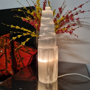 Selenite Lampe Turm lampe Selenite tischleuchte Selenit Kristall Lampe Selenit Tischlampe Beleuchtung Edelstein Reinigung home decor Bild 2