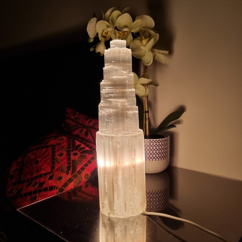 Selenite Lampe Turm lampe Selenite tischleuchte Selenit Kristall Lampe Selenit Tischlampe Beleuchtung Edelstein Reinigung home decor Bild 1