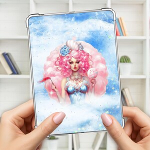 Puede incluir: Una funda para tableta con una impresión de arte digital. La obra de arte presenta a una mujer con cabello rizado rosa, un corsé azul y blanco y una piruleta. El fondo es un cielo azul con nubes y destellos.