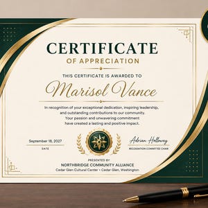 Puede incluir: Una plantilla de certificado de agradecimiento con fondo crema y bordes curvos en verde oscuro y dorado. El texto dice Certificate of Appreciation, Marisol Vance y Northbridge Community Alliance, con un sello dorado y la fecha 18 de septiembre de 2027.