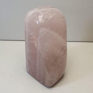 Polierter Freeform-Rosenquarz