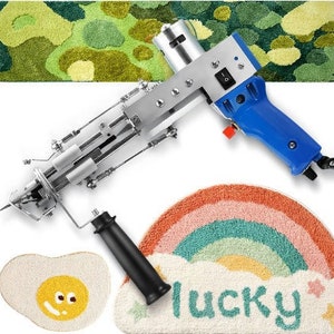 Può includere: Un primo piano di uno strumento per uncinetto per tappeti con un manico blu e argento. Lo strumento viene utilizzato per creare tappeti con una varietà di colori e motivi. Lo strumento è mostrato con un piccolo tappeto colorato con la parola "lucky" su di esso.