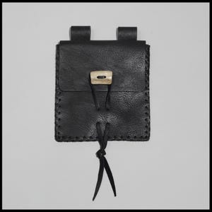Estuche para cinturón de cuero negro cosido a mano con cierre de canalé de alce