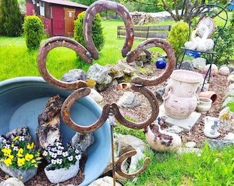 An elegant eye-catcher for garden and terrace: realize floral dreams with flowers made from horseshoes, structural steel, and a weathered steel effect.