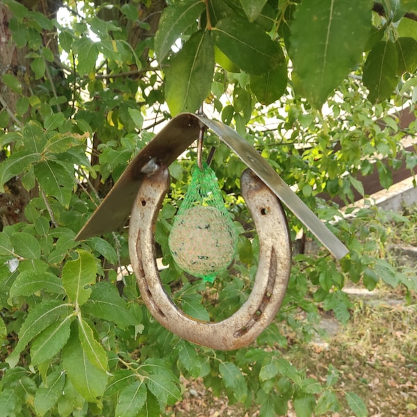 Vogelhaus aus gebrauchten Hufeisen