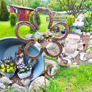 Noble eye-catcher for garden and terrace: make flower dreams come true with flowers made of horseshoe structural steel and rust effect