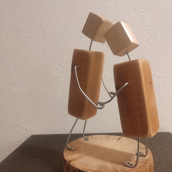 Liebespaar aus zwei Holzfiguren Hochzeit oder Valentinstags Geschenk, Jahrestag