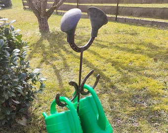 Rustikaler Gießkannenständer aus getragenen Hufeisen und Baustahl für deinen Garten ein absoluter Blickfang Edelrostdekoration
