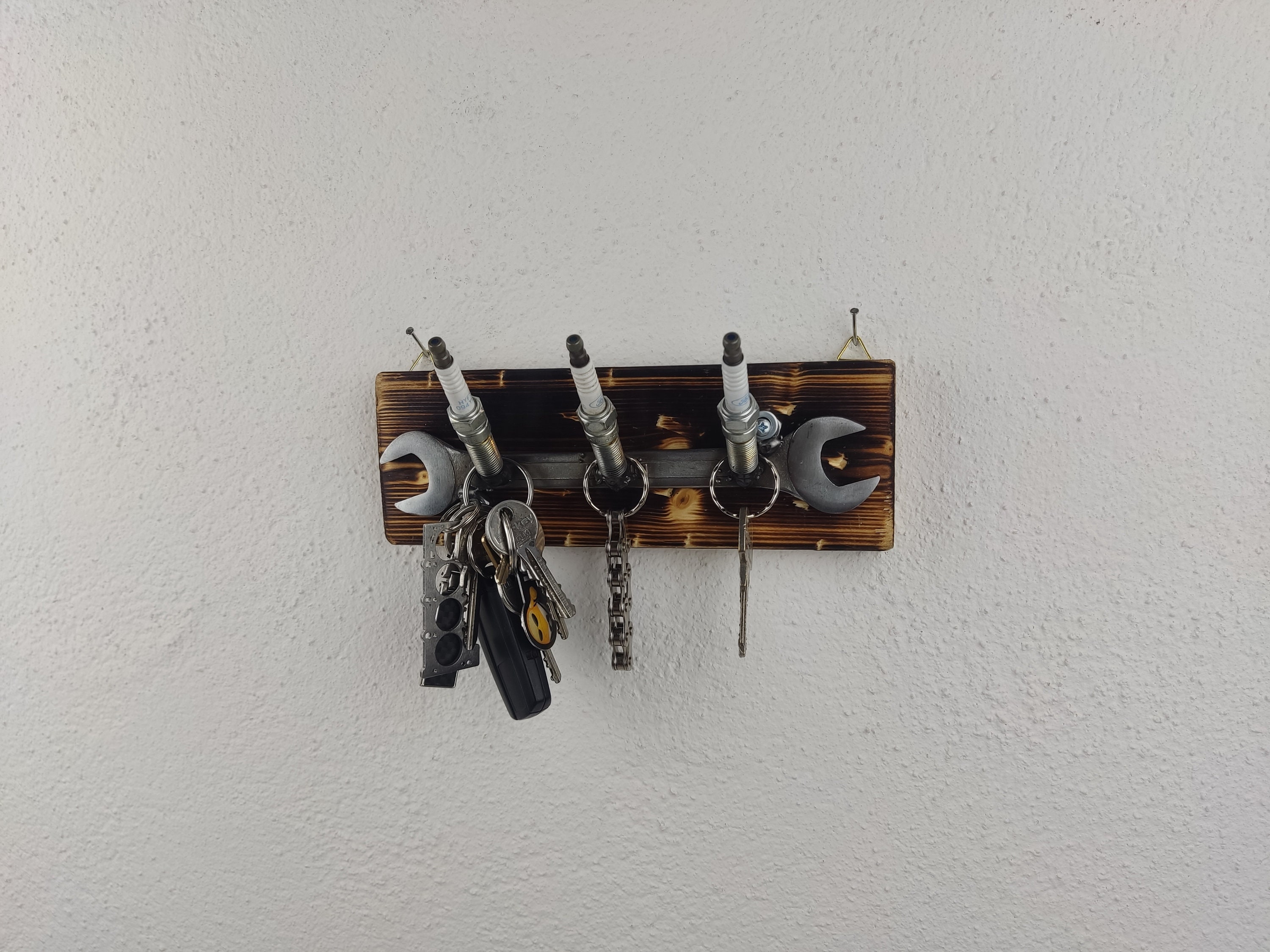 Key Rack Made of Spark Plugs for Car Lovers Absolutely Key Rack Made of Spark Plugs for Car Lovers Absolutely
