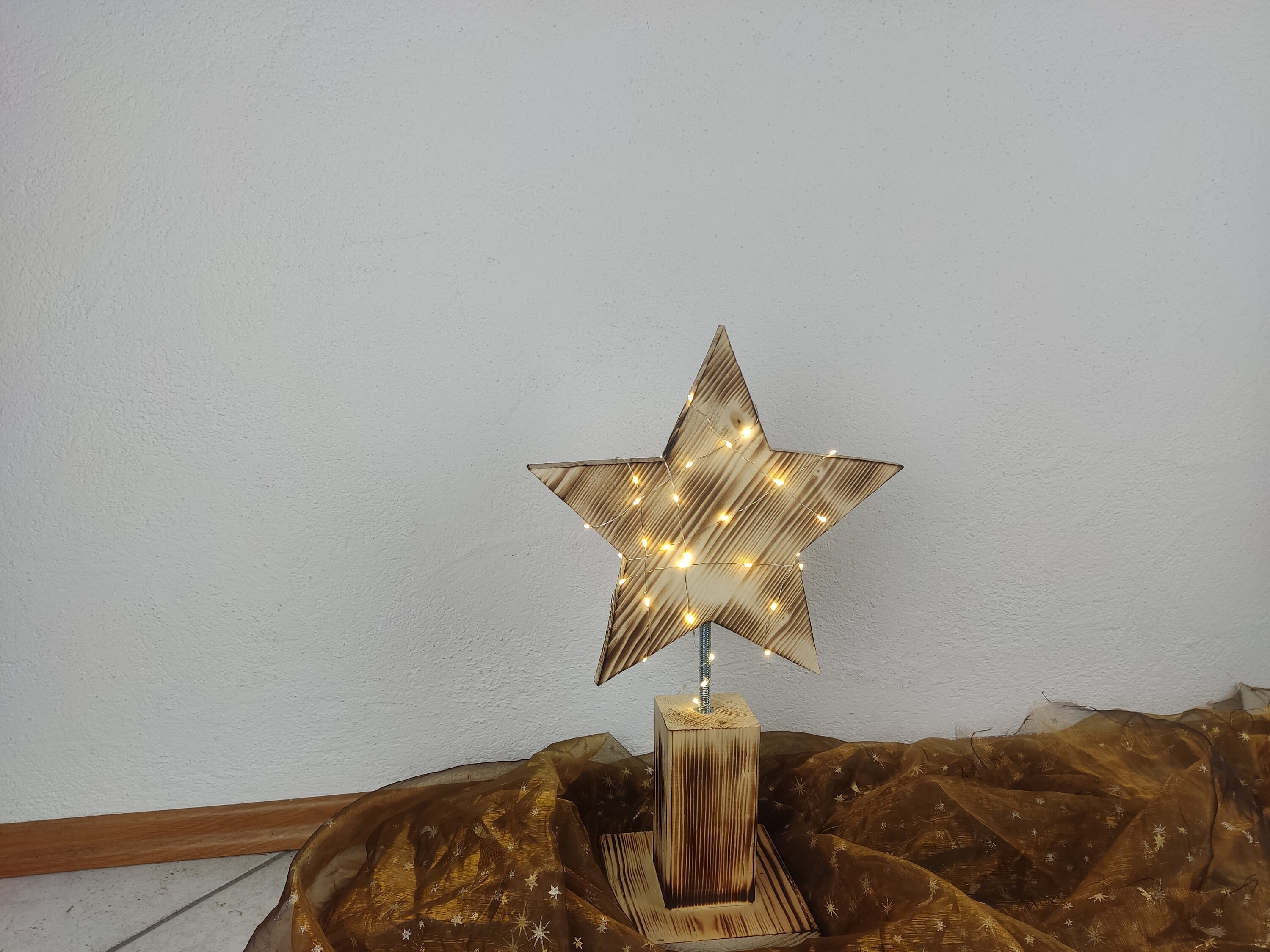 Warme, stilvolle einzigartige Weihnachtsbeleuchtung im Wohnzimmer