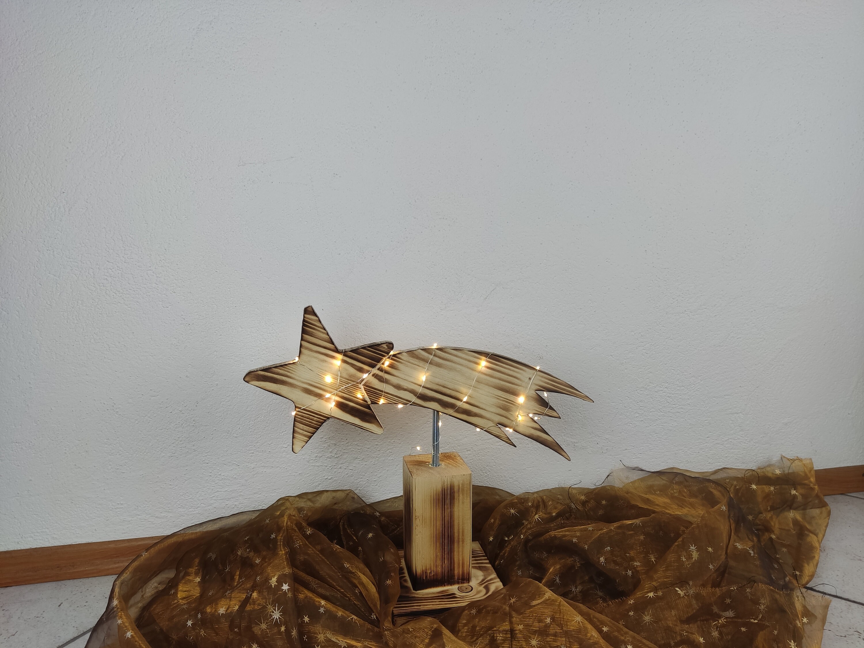 Warme, stilvolle einzigartige Weihnachtsbeleuchtung im Wohnzimmer
