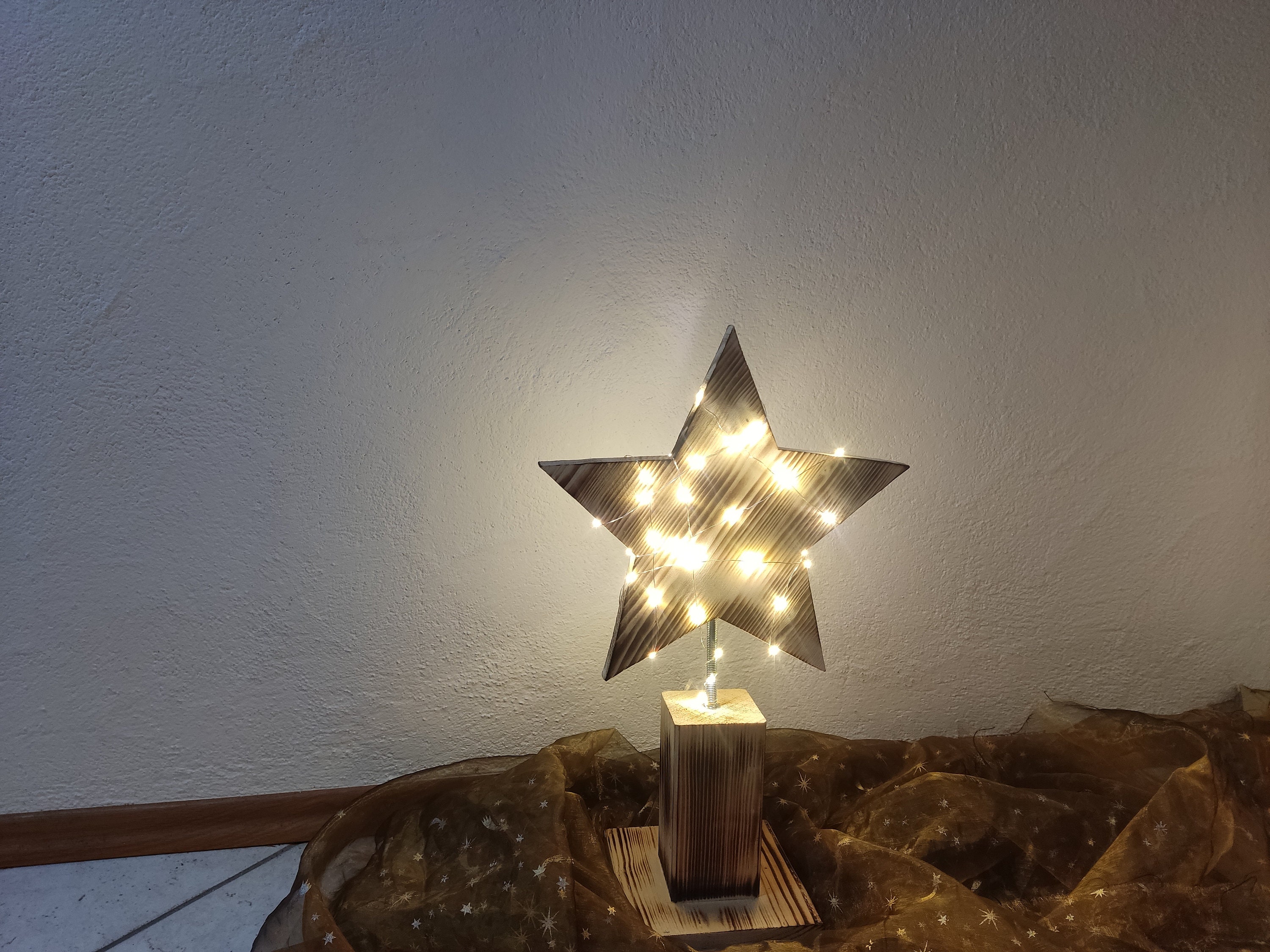 Warme, stilvolle einzigartige Weihnachtsbeleuchtung im Wohnzimmer
