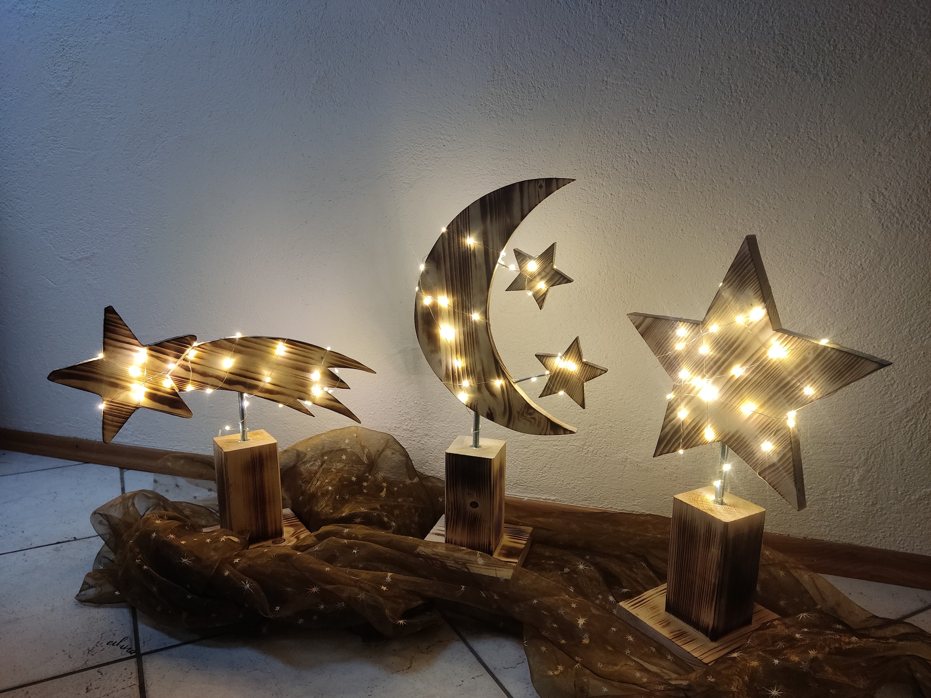 Warme, stilvolle einzigartige Weihnachtsbeleuchtung im Wohnzimmer