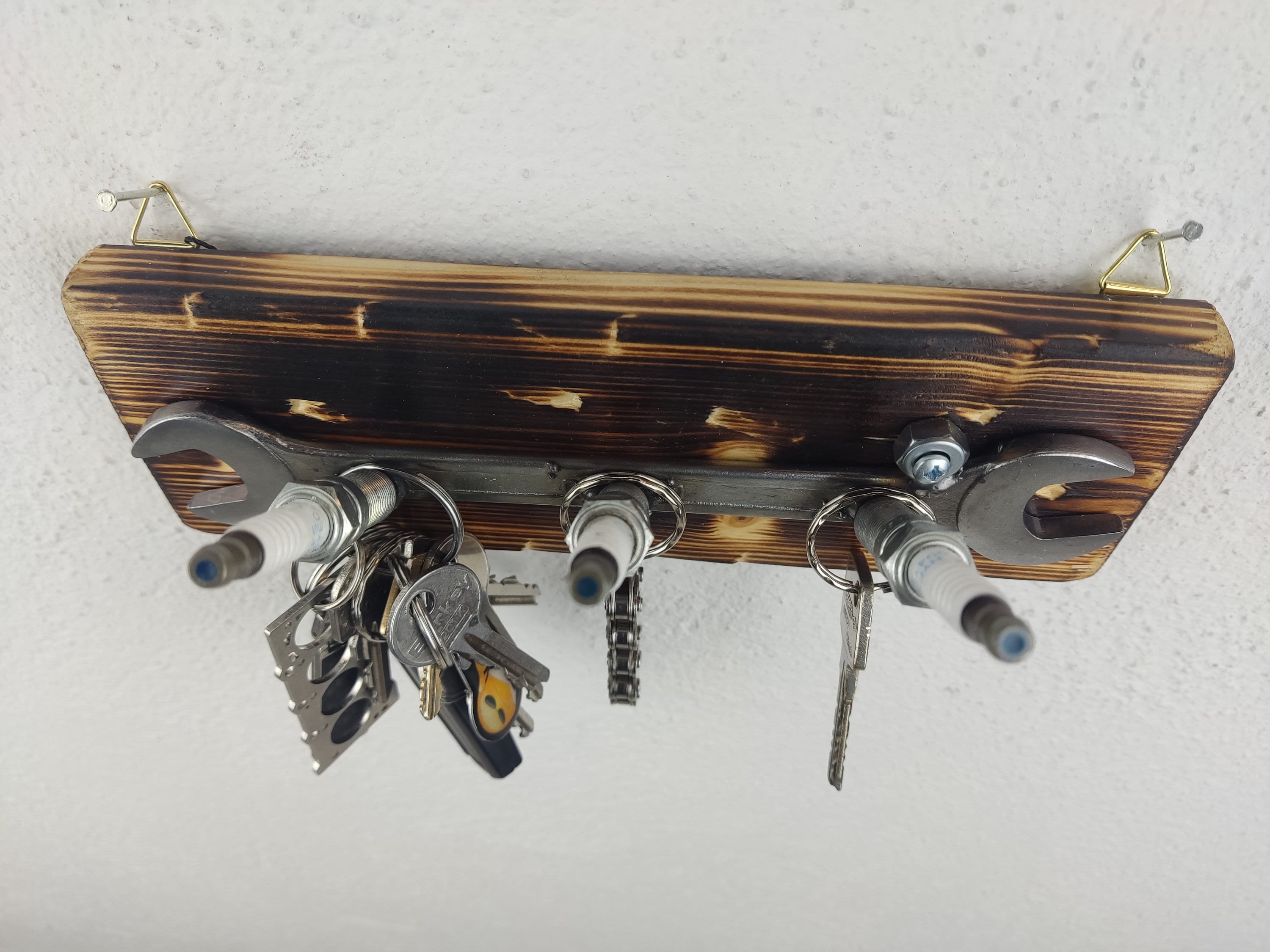 Key Rack Made of Spark Plugs for Car Lovers Absolutely Key Rack Made of Spark Plugs for Car Lovers Absolutely