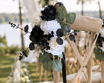Zwart-witte stoelbloemen voor huwelijksceremonie, kunstmatige roos stoeldecor, eucalyptusbankbloemen, gotische decoraties gangpad bruiloft