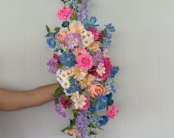 フェイクフラワーを使ったカラフルなアーチアレンジメント、夏のウェディングテーブルアレンジメント、野生の花のアレンジメント、草原のアーチの装飾、ウェディングスワッグ