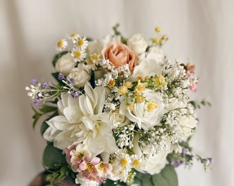 Faux bouquet de mariée avec des fleurs colorées, bouquets blancs, bouquet de mariée coloré, faux bouquet d'été, bouquet de printemps, boutonnière blanche