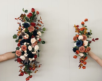 青とオレンジのフラワーアレンジメント：ウェディングアーチの装飾