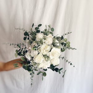 Faux bridal bouquet with white flowers and eucalyptus, bridesmaid bouquet, white fake bouquet, white and green bouquet, white boutonniere