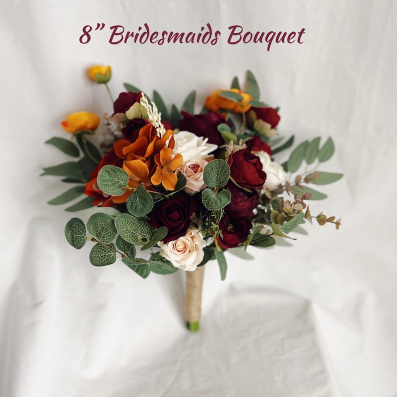 Brautstrauß mit bordeauxroten und rostorangenen Blumen, bordeauxroter und terrakottafarbener Brautjungfernstrauß, gefälschter Terrakottastrauß, Seidensträuße Bridesmaids Bouquet