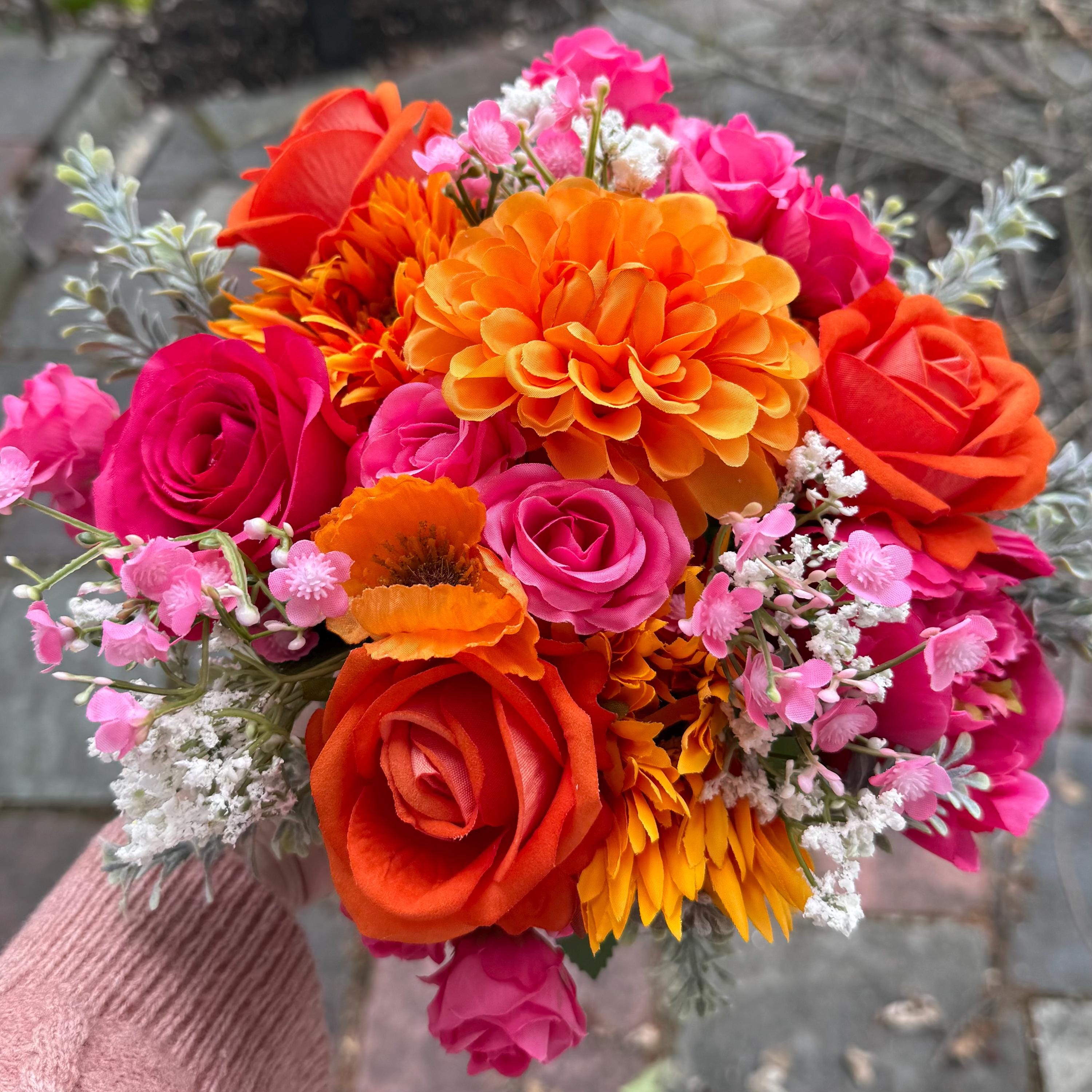 Bunter rosa oranger Brautstrauß, heller Sommerhochzeitsstrauß, heiße rosa Rosen und oranger Dahlienstrauß, Boho Hochzeitsblumen, Seide