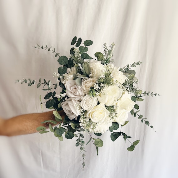 Künstlicher Brautstrauß mit weißen Blumen und Eukalyptus, weißer Brautstrauß, weißer und grüner Blumenstrauß, weiße Boutonniere