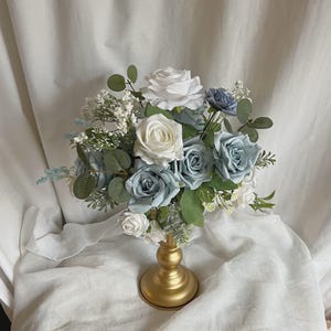 Table centerpiece in dusty blue and white colors, blue flowers for wedding table decorating, wedding table centerpieces, blue table flowers