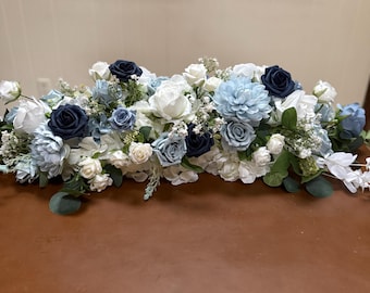 Dammig blå och marinblå bröllopsbågeblommor, arrangemang för konstgjorda blomsterarrangemang