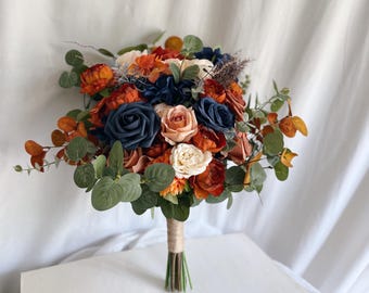 ネイビーブルーとラストオレンジの花を使ったウェディングブーケ