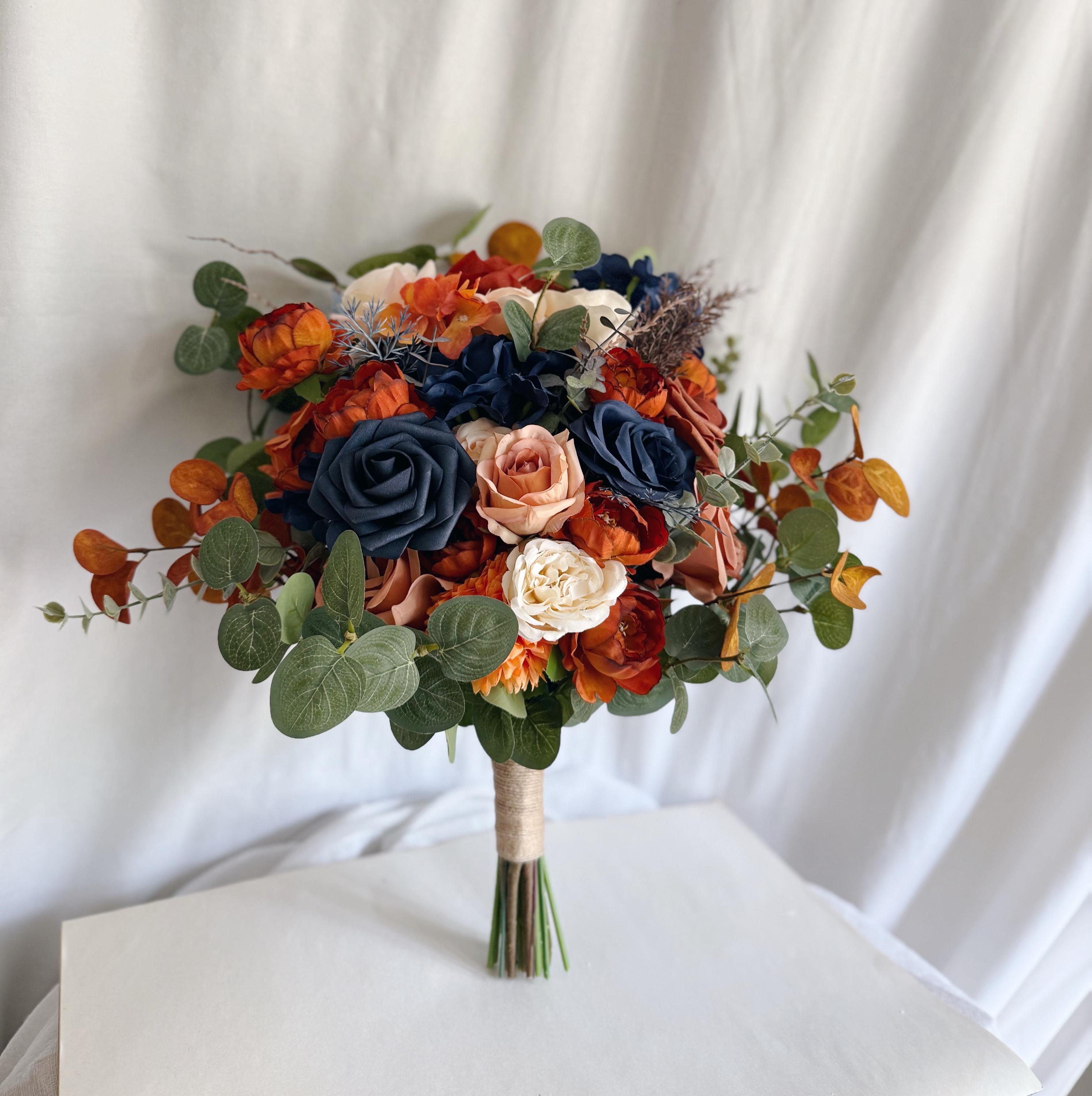 ネイビーブルーとラストオレンジの花を使ったウェディングブーケ