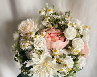 Künstlicher Brautstrauß mit Gänseblümchen und pfirsichfarbenen rosa Pfingstrosen, Sommersträuße, sommerlicher Brautstrauß, Boutonnière