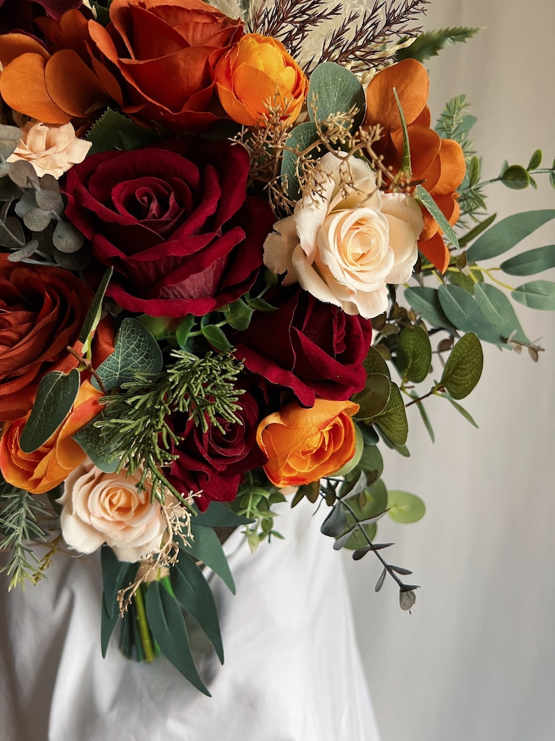 Brautstrauß mit bordeauxroten und rostorangenen Blumen, bordeauxroter und terrakottafarbener Brautjungfernstrauß, gefälschter Terrakottastrauß, Seidensträuße Bild 7