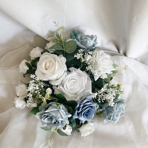 Table centerpiece in dusty blue and white colors, blue flowers for wedding table decorating, wedding table centerpieces, blue table flowers