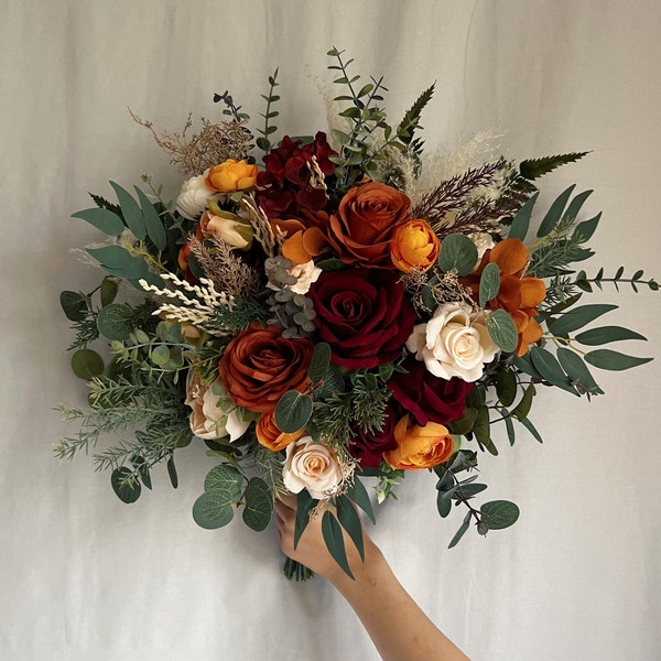 Ramo de novia con flores de color burdeos y naranja óxido, ramo de damas de honor de color burdeos y terracota, ramo falso de terracota, ramos de seda