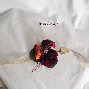 Brautstrauß mit bordeauxroten und rostorangenen Blumen, bordeauxroter und terrakottafarbener Brautjungfernstrauß, gefälschter Terrakottastrauß, Seidensträuße Wrist Corsage