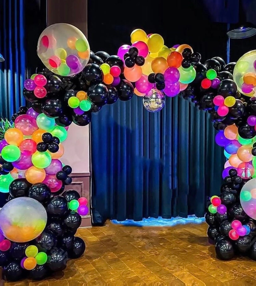 Arco de globos de neón, decoraciones para fiestas que brillan en el  cumpleaños, fiesta Retro, juego de guirnaldas para despedida de soltera,  globos fluorescentes, suministros para fiestas -  España