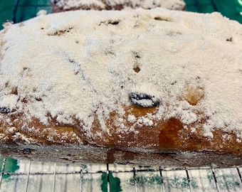 Christmas almond Stollen: sweet bread for the holidays