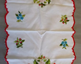 Vintage ungarische kleine Tischdecke oder Tischset bestickt