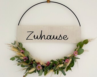 Kranz mit Trockenblumen und Leinenbanner