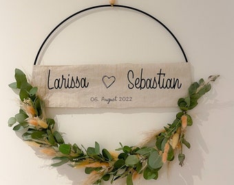 Kranz mit Trockenblumen und Leinenbanner Hochzeit