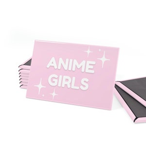 Puede incluir: Un imán rosa con el texto "ANIME GIRLS" en letras blancas y estrellas brillantes blancas.