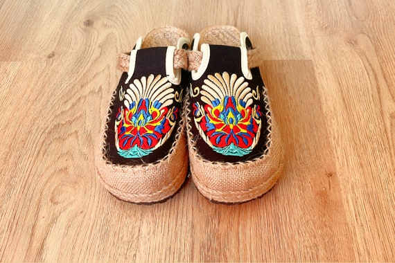 Women’s Embroidered Canvas Espadrille Mule – Wide Fit