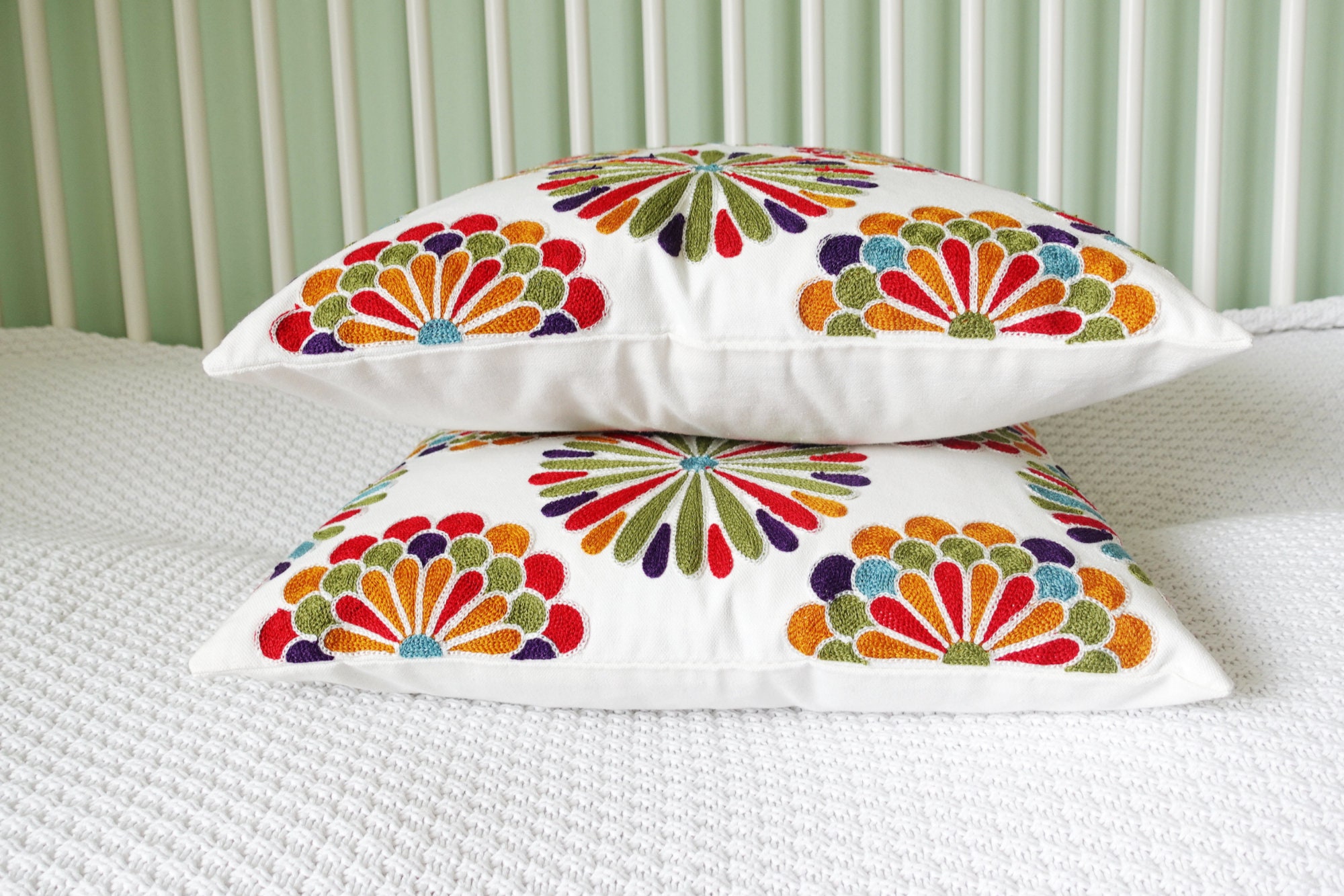 Elegante federa per cuscino floreale ricamata, 17x17 pollici, elemento decorativo per la casa Suzani - Italia