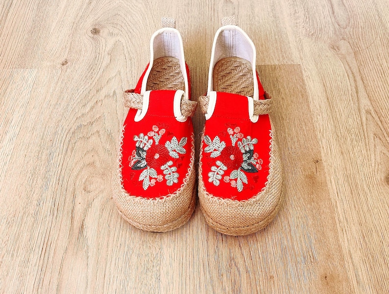 Women’s canvas embroidered floral espadrille flats, red wide toe box shoes, boho slip ons is soft and comfortable, suitable for daily wear or holiday.