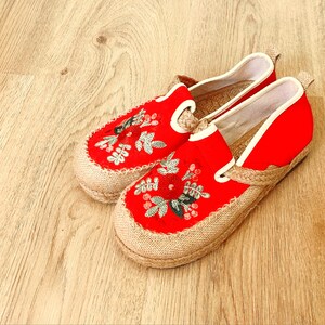 Comfortable barefoot shoes for women with wide toe box, featuring boho floral embroidery and lightweight canvas slip on design