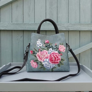 Mit Blumen bestickte Ledereinkaufstasche: Stilvolle Handtasche mit mehreren Fächern