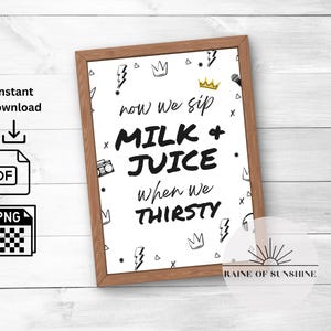 Può includere: Un cartello stampabile con illustrazioni in bianco e nero di corone, microfoni e fulmini. Il testo recita "now we sip MILK + JUICE when we THIRSTY". Il cartello ha uno sfondo bianco e una cornice marrone. Il testo "RAINE OF SUNSHINE" è in fondo al cartello.